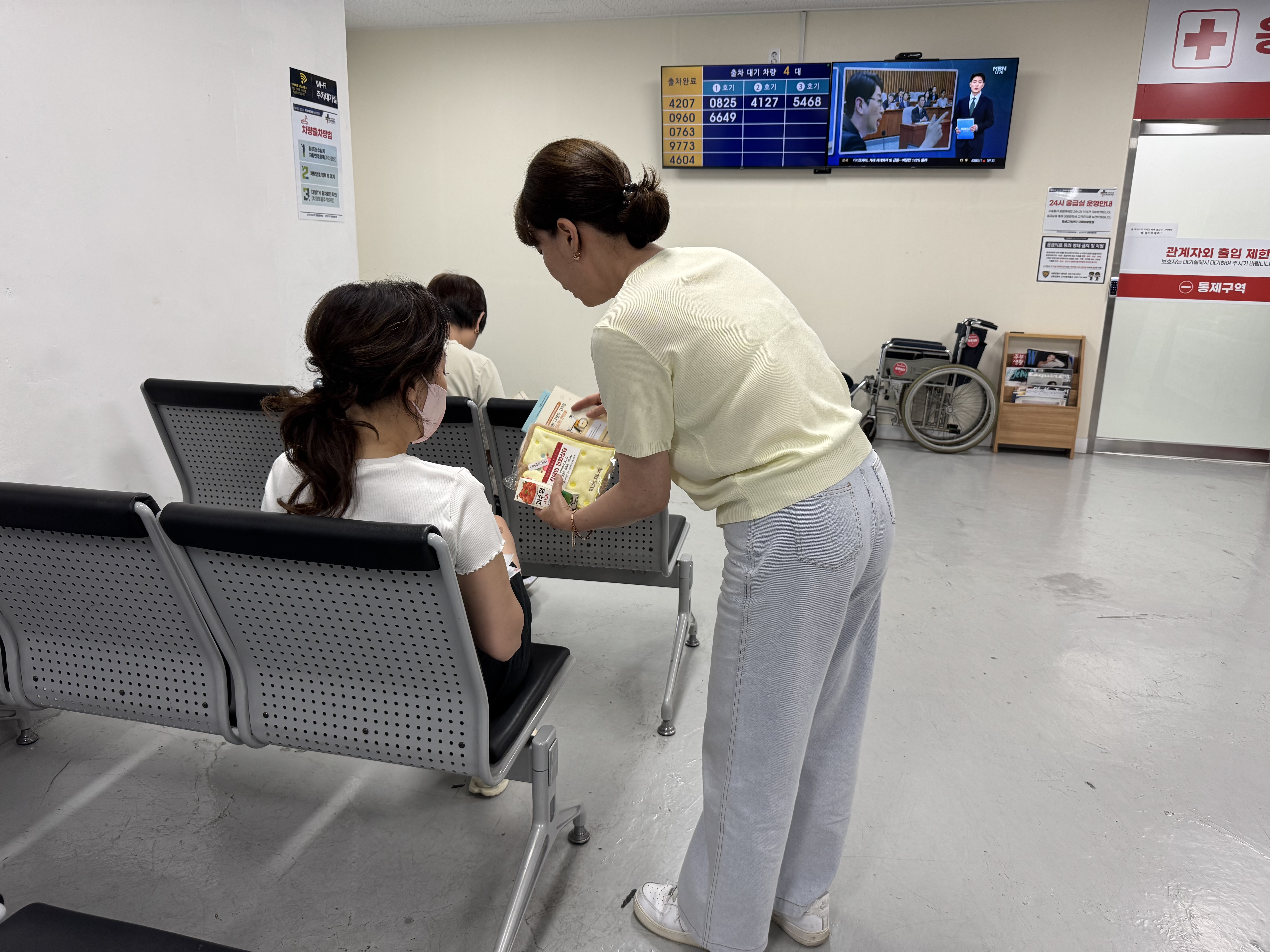 홍보캠페인 리플렛 및 기념품 전달